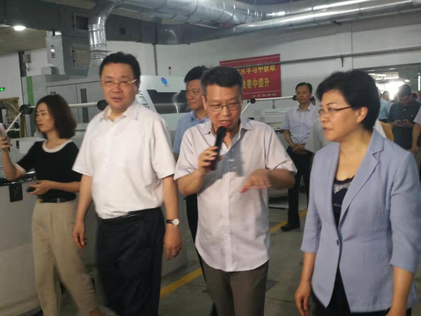 蔣躍東(中)介紹企業(yè)今后智能化發(fā)展目標。楊岳(左)、韓立明(右) 蔣躍東(中)介紹企業(yè)今后智能化發(fā)展目標。楊岳(左)、韓立明(右)